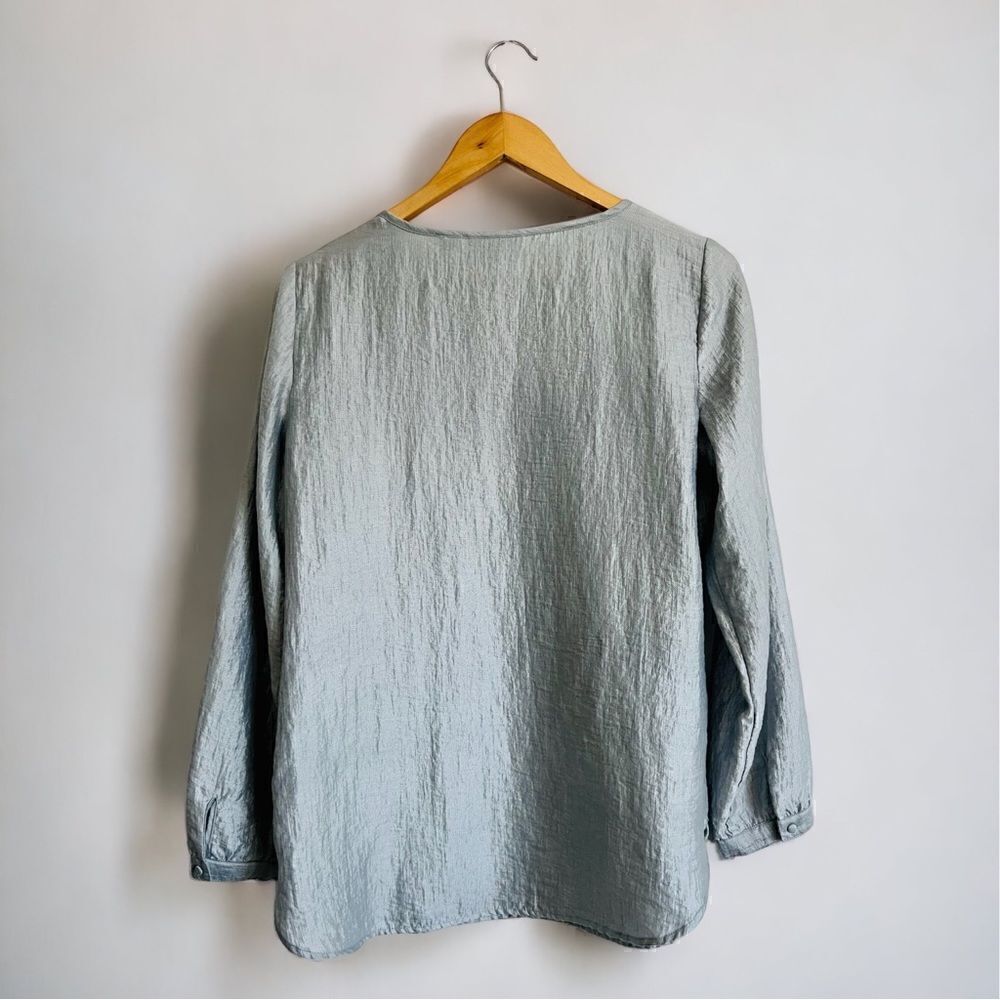 Chico’s Shimmer Keyhole Blouse Silver Size Small - Picture 4 of 5